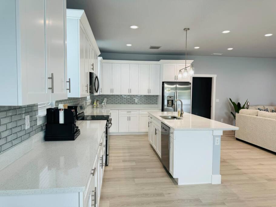 Hébergement de vacances Brand New Tampa Oasis With Private Jacuzzi Retreat