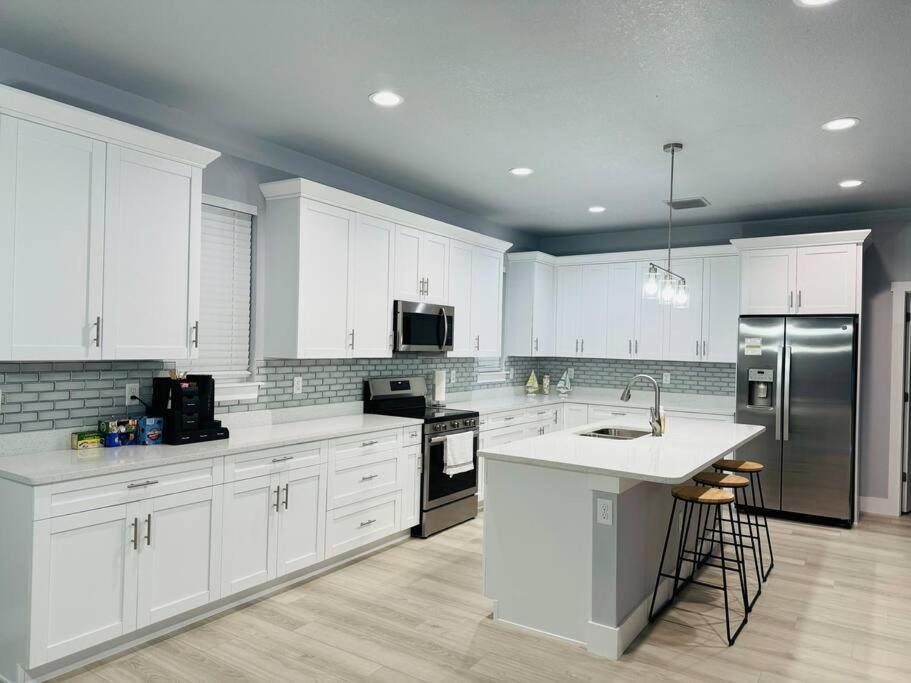 Brand New Tampa Oasis With Private Jacuzzi Retreat *