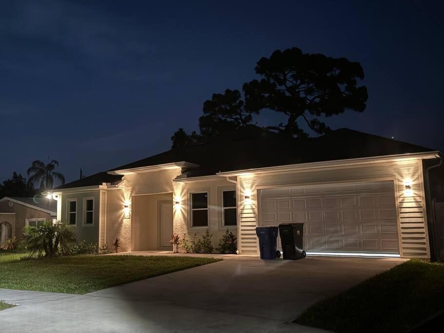 Hébergement de vacances Brand New Tampa Oasis With Private Jacuzzi Retreat *