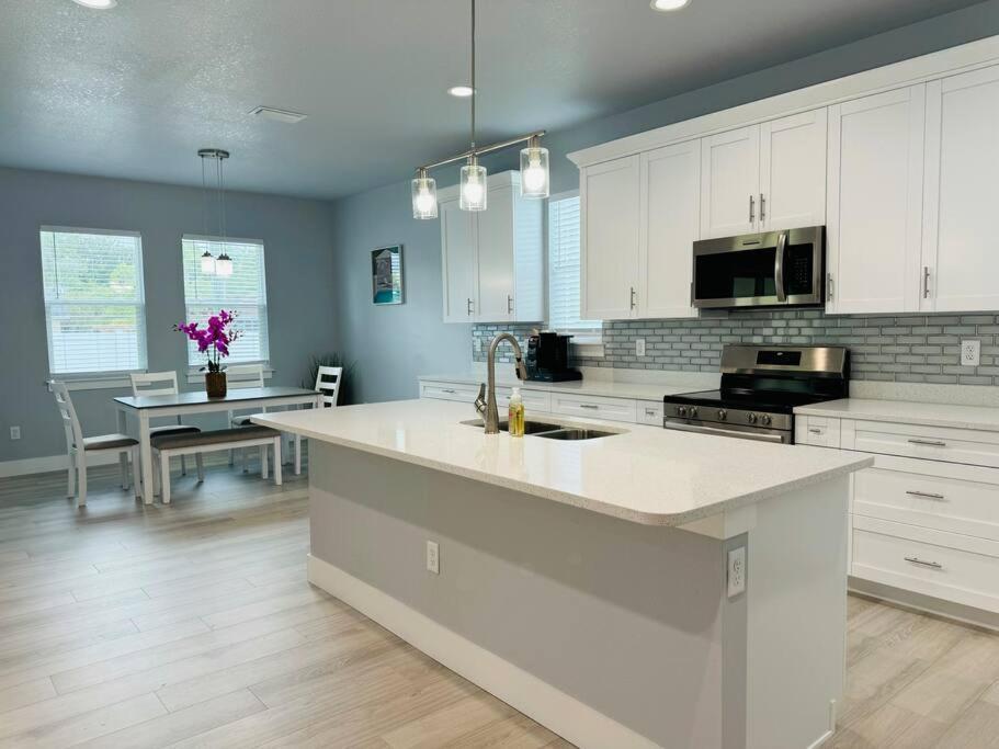 Brand New Tampa Oasis With Private Jacuzzi Retreat Lutz