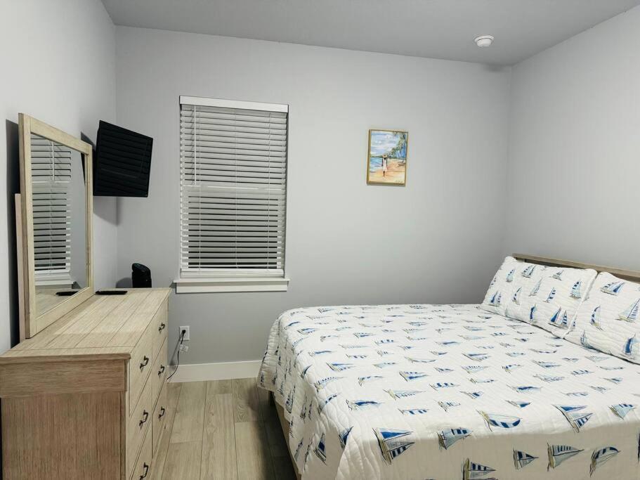 Brand New Tampa Oasis With Private Jacuzzi Retreat Hébergement de vacances