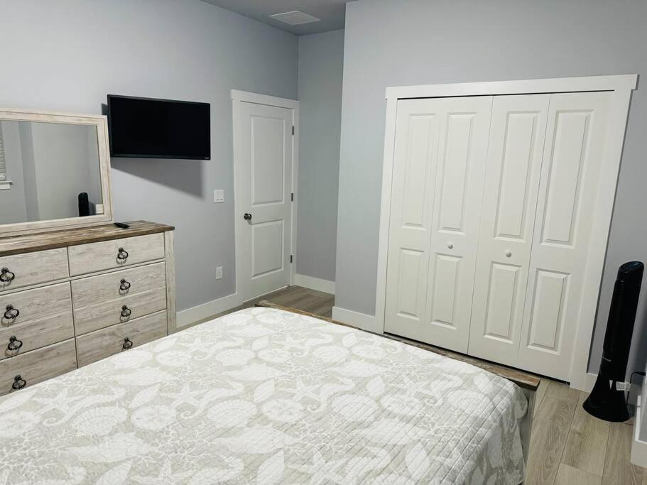 Brand New Tampa Oasis With Private Jacuzzi Retreat Hébergement de vacances Lutz