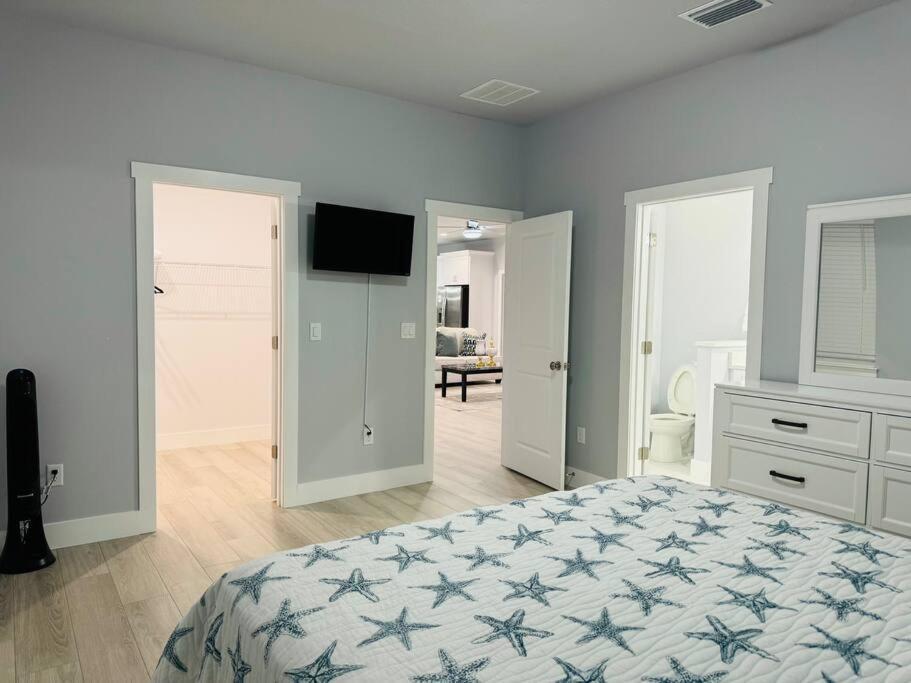 Brand New Tampa Oasis With Private Jacuzzi Retreat Hébergement de vacances Lutz