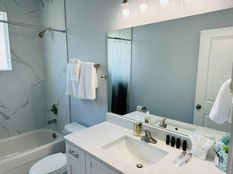 Hébergement de vacances Brand New Tampa Oasis With Private Jacuzzi Retreat *