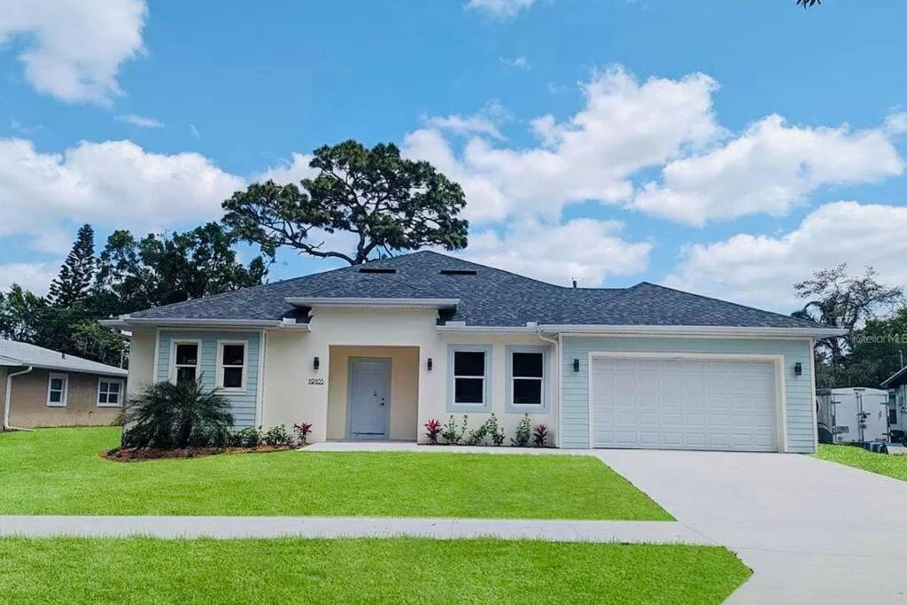 Hébergement de vacances Brand New Tampa Oasis With Private Jacuzzi Retreat *