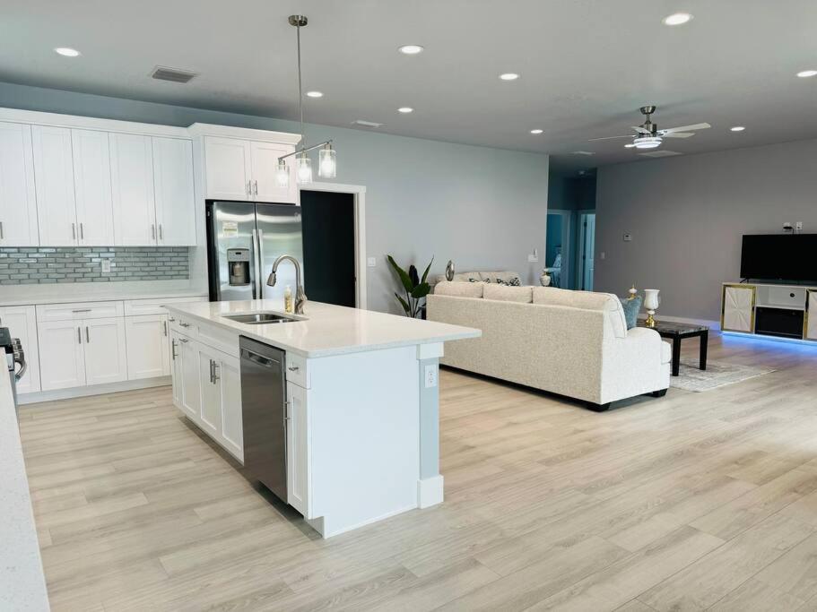 Brand New Tampa Oasis With Private Jacuzzi Retreat Hébergement de vacances Lutz