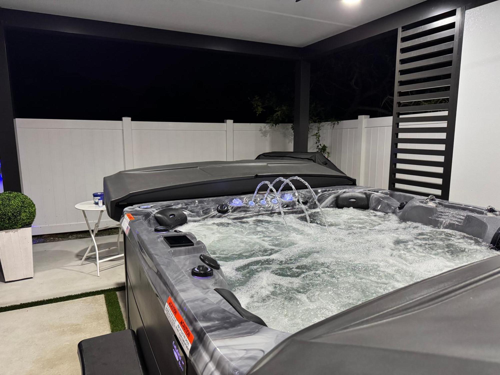 Hébergement de vacances Brand New Tampa Oasis With Private Jacuzzi Retreat